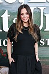 Kaley Cuoco u crnoj haljini pozira ispred festivalskog zida na premijeri filma u Los Angelesu.