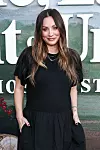 Kaley Cuoco u crnoj haljini pozira ispred festivalskog zida na premijeri filma u Los Angelesu.