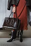 Kombinaciju je upotpunila Marc Jacobs torbom (730 eura) i Loriblu čizmicama (435 eura)