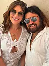 Elizabeth Hurley u bijeloj čipkastoj haljini i Billy Ray Cyrus u bijeloj košulji poziraju sa sunčanim naočalama.