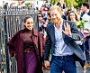 Princ Harry u plavom sakou maše, a Meghan Markle u bordo odijelu hoda uz njega u Nottinghamu.