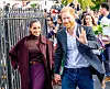 Princ Harry u plavom sakou maše, a Meghan Markle u bordo odijelu hoda uz njega u Nottinghamu.