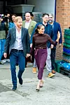 Princ Harry u plavom odijelu i Meghan Markle u ljubičastoj odjeći izlaze iz zgrade u Nottinghamu.