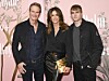Cindy Crawford u crnoj bluzi i kožnoj suknji s Presleyjem i Randeom Gerberom na premijeri serije Palm Royale.