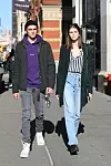 Kaia Gerber u prugastoj bluzi i Presley Gerber u ljubičastoj majici šetaju ulicom New Yorka.