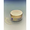 NIVEA Q10 krema u teglici s razmazanom kremom na svijetloj podlozi.