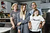 Terezija, Ana Maria, Kristina i Siniša Vajda poziraju zajedno u svijetloj kuhinji obiteljskog doma.