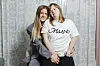 Ana Maria i Kristina Vajda zagrljene u domu; jedna nosi majicu s natpisom Milano.