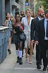 Charlize Theron u bijelom odijelu i sandalama stiže s kćeri u crnoj haljini na njujoršku premijeru.