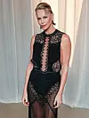 Charlize Theron u crnoj čipkastoj haljini pozira na gala večeri Akademijina muzeja filma.