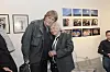 Ivan Posavec i Slavka Pavić stoje među fotografijama na otvorenju izložbe u zagrebačkoj Galeriji Kranjčar.