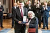 Zoran Milanović u odijelu uručuje odlikovanje Slavki Pavić u svečanoj dvorani na Pantovčaku.