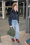Florence Pugh je nedavno nosila crvene gležnjače u opuštenom izdanju