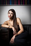 Ana Pogorelić u crnom topu i hlačama sjedi na kožnom kauču u zagrebačkom stanu.