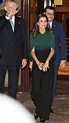 Kraljica Letizia u zelenoj bluzi i crnim hlačama stoji uz kralja Felipea VI. u Oviedu.