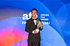 Muškarac u crnom odijelu drži filmsku nagradu na pozornici Adriatic Film Awardsa.