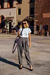 Basic majica i baggy hlače uz Alberta Ferretti torbicu