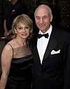 Patrick Stewart u smokingu i supruga Wendy u crnoj haljini na dodjeli nagrada Tony u New Yorku