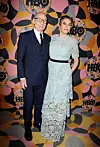 Patrick Stewart u tamnom odijelu i Sunny Ozell u svijetloplavoj čipkastoj haljini poziraju pred HBO pozadinom.