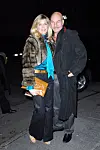 Patrick Stewart u crnom kaputu i Sheila Falconer u krznenoj jakni ispred restorana u New Yorku.