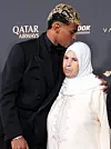 S bakom Fatimom