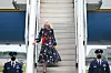 Jill je cvjetnu haljinu s naslovnice Voguea ‘obogatila‘ crvenim pojasom.