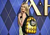Claudia Schiffer s mačkom koji igra važnu ulogu u filmu njezinog supruga