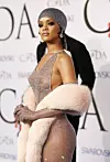 Rihanna je šokirala prozirnom haljinom kad se 2014. pojavila na dodjeli modnih nagrada CFDA