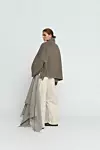 Model je obrubljen tzv. blanket šavom