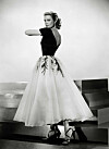 Grace Kelly u legendarnoj haljini iz filma ‘Prozor u dvorište‘ iz 1954. prema kojoj je dizajnerica Elisabetta Franchi izradila kreaciju za njenu unuku