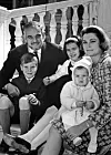 Princ Rainier sa suprugom Grace, kćerima Carolinom i Stephanie te sinom Albertom sredinom 60-ih godina u Monaku