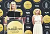 Dakota Fanning s ponosom promatra sestru kako drži govor u čast Michelle Pfeiffer 2025., prilikom svećanosti uzimanja otiska stopala i ruku glumačke dive