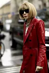Anna Wintour u crvenom kožnom kaputu