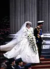 Vjenčanicu je dizajnirao bračni par dizajnera iz Walesa David i Elizabeth Emanuel.