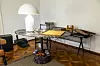 Stol Cassina od crvenog mramora i lampa Atollo, dizajnera Vica Magistrettija