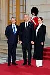 Kraljica Mary uzvanike je dočekala u elegantnom crnom kaputu engleskog brenda Harris Wharf London
