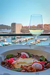 Uz jelovnik posvećen Mediteranu, Revelin pruža pogled na luku Starog Grada.