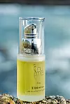 NuMe uljni serum u sastavu ima uljni macerat kornatskog smilja, kornatsko maslinovo ulje, vitamin E, CO2 ekstrakt nara i divlje ruže, te bisabolol.