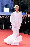 Uvijek originalna Tilda Swinton u kreaciji modne kuće Alaia