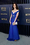 Anne Hathaway u arhivskoj Versace haljini u nijansi cerulean blue