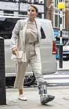 Supruga britanskog nogometaša Waynea Rooneyja, koja je tužila kolegicu zbog otkrivanja privatnih tajni medijima, u sudnicu dolazi u strogo elegantnoj odjeći.