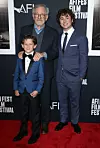 Steven Spielberg i njegovi mladi glumci: Mateo Zoryna Francis-DeFord i Gabriel LaBelle