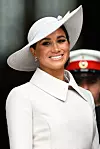 Isti šešir, ali u bijeloj boji, Meghan je nosila ove godine na proslavi 70. godina vladavine kraljice Elizabete