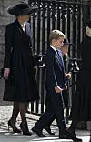 Kate snimljena u crnoj haljini s potpisom Alexandera McQueena na ispraćaju kraljice Elizabete