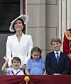 Kate snimljena u istoj haljini, ali bijele boje u lipnju na proslavi kraljičina platinastog jubileja
