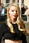 Anya Taylor-Joy rođena je u Argentinski i zna tečno govoriti arentinski španjolski.