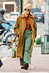 Blake Lively voli nositi Uggsice, a ovaj ih je put iskombinirala na ležernu kombinaciju i prepoznatljiv kaput