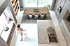 Uređenje spaja modernu arhitekturu i prirodne materijale, a fokus je na minimalističkoj ljepoti, ali i funkcionalnosti