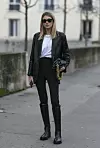 Influencerica Camille Charriere kožni sako nosi uz basic tajice i t-shirt