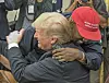 Kanye West grli aktualnog američkog predsjednika Donalda Trumpa. Na glavi nosi kapu sa problematičnim sloganom te predsjedničke kampanje: 'Make America Great Again'/Getty Images
